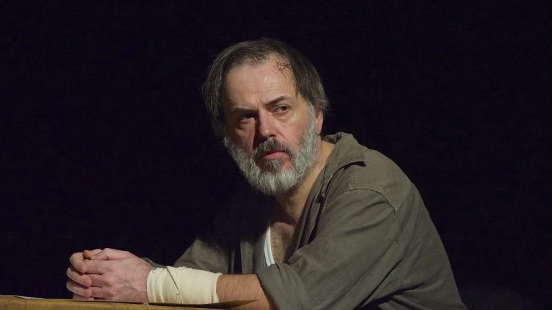 “Το κιβώτιο” του Άρη Αλεξάνδρου | Θεατρικός μονόλογος