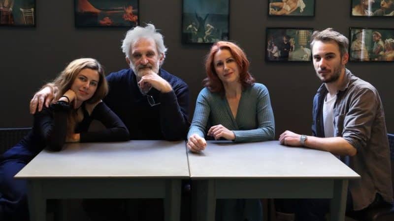 “Να ακούς το χιόνι να πέφτει” | Πρεμιέρα στο Studio Μαυρομιχάλη