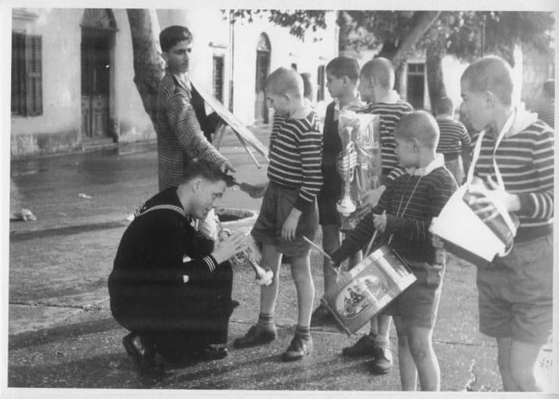 Ναύτης παίζει μουσική σε ροδιτόπουλα